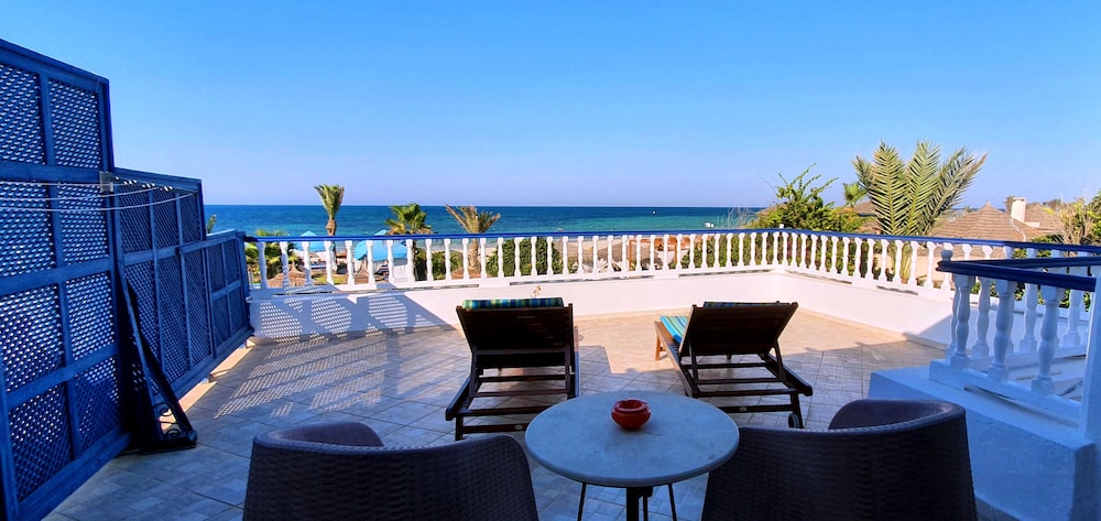 Hotel Dar el Bhar — Beach in Mezraya, Medenine