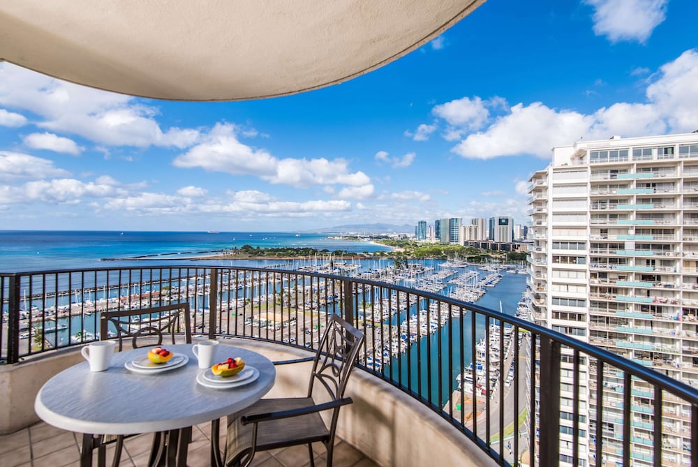 Hilton Grand Vacations Club at Hilton Hawaiian Village — Hotel rooms in Honolulu, Hawaii