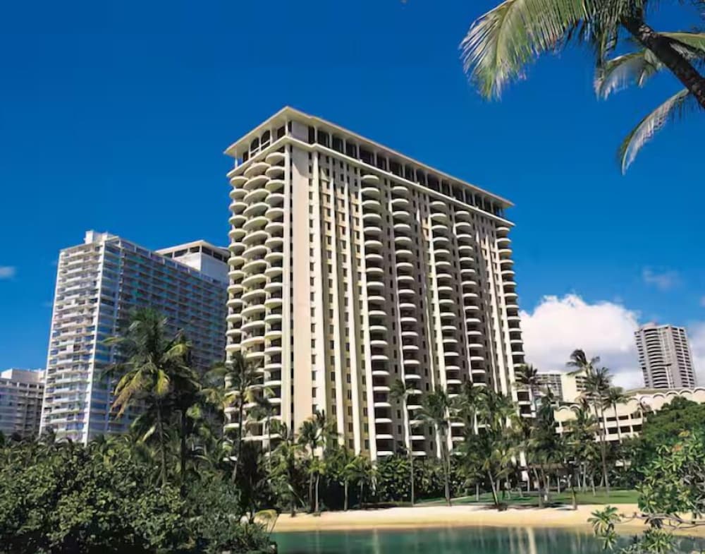 Hilton Grand Vacations Club at Hilton Hawaiian Village — Hotel building in Honolulu, Hawaii