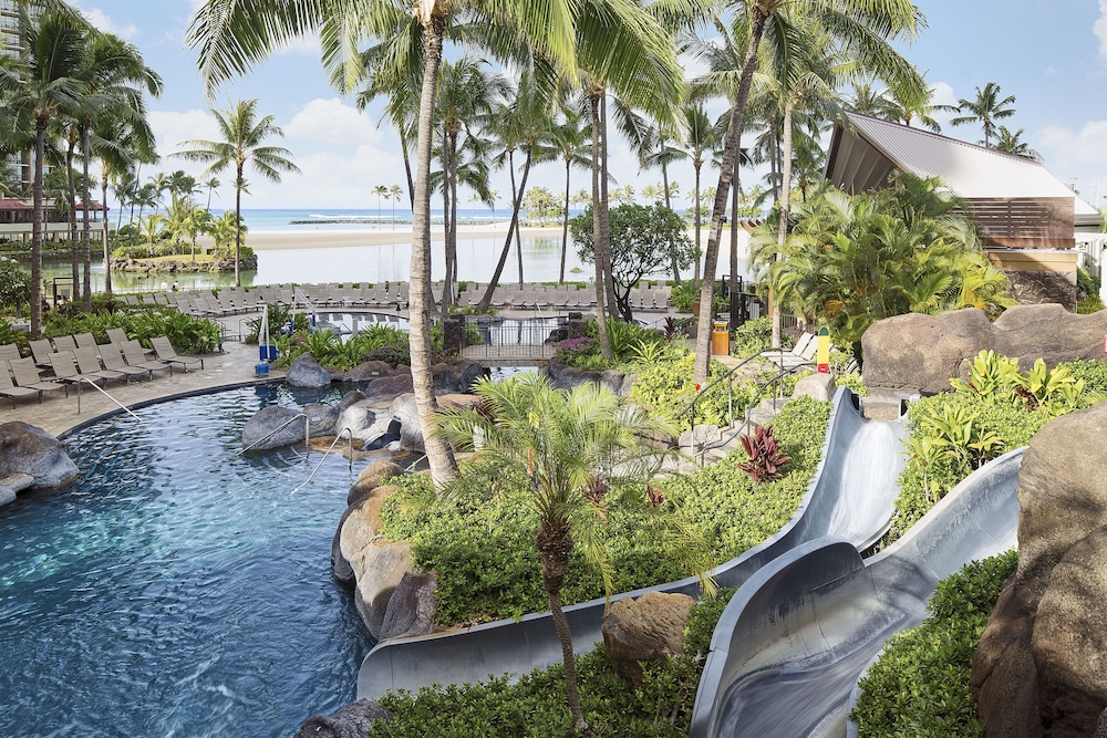 Hilton Grand Vacations Club at Hilton Hawaiian Village — Swimming pool in Honolulu, Hawaii