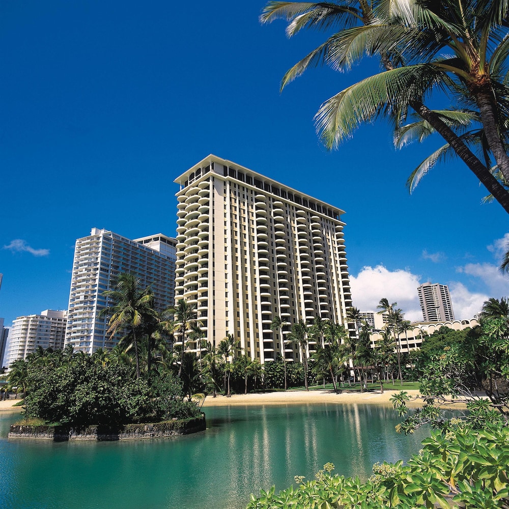 Hilton Grand Vacations Club at Hilton Hawaiian Village — Hotel building in Honolulu, Hawaii