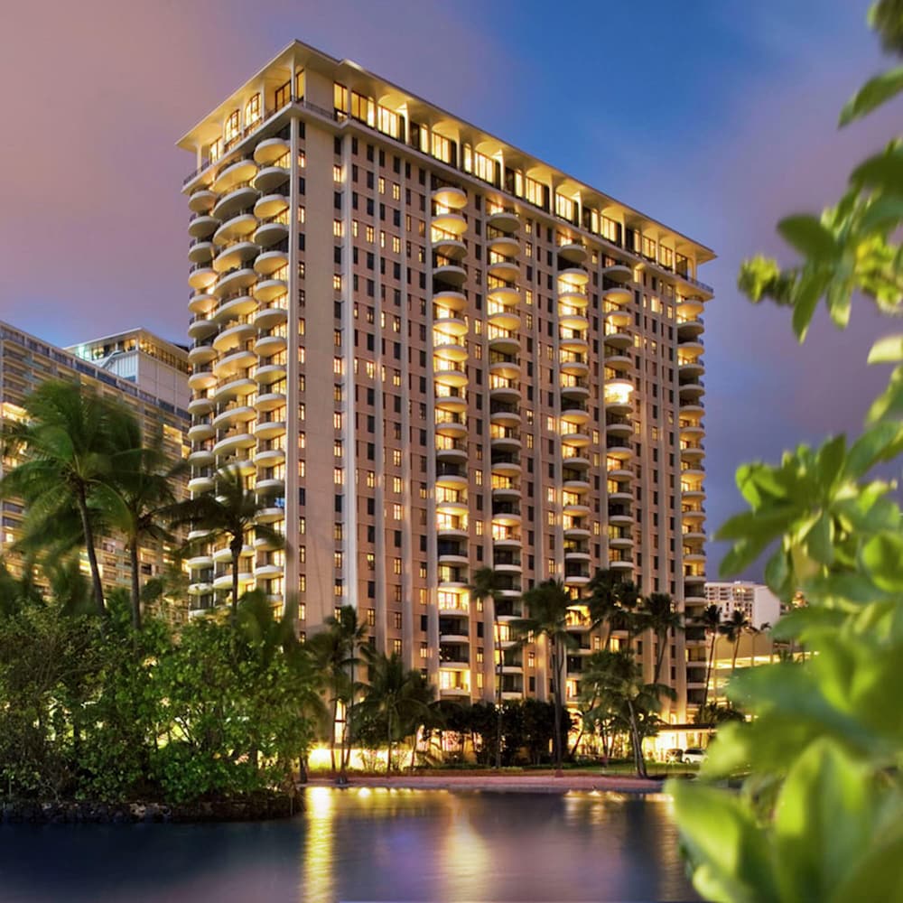 Hilton Grand Vacations Club at Hilton Hawaiian Village — Hotel building in Honolulu, Hawaii