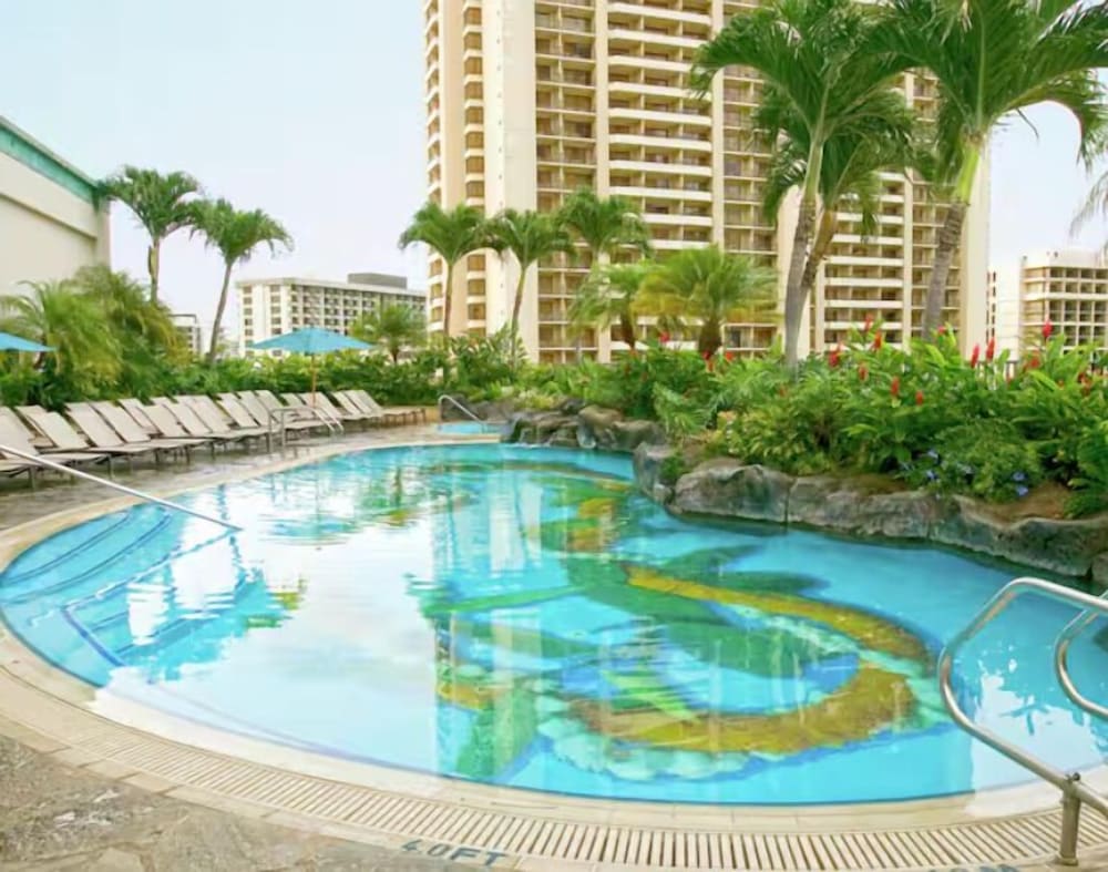 Hilton Grand Vacations Club at Hilton Hawaiian Village — Swimming pool in Honolulu, Hawaii