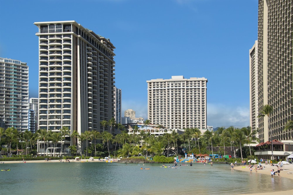 Hilton Grand Vacations Club at Hilton Hawaiian Village — Hotel building in Honolulu, Hawaii