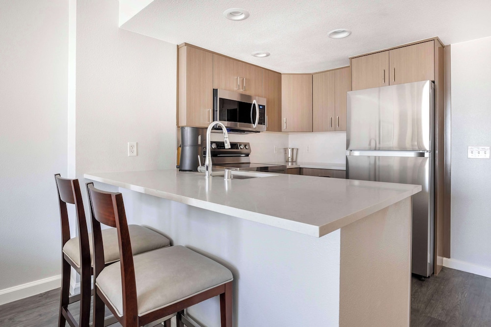 Hilton Grand Vacations Club Paradise Las Vegas — Hotel rooms in Las Vegas, Nevada