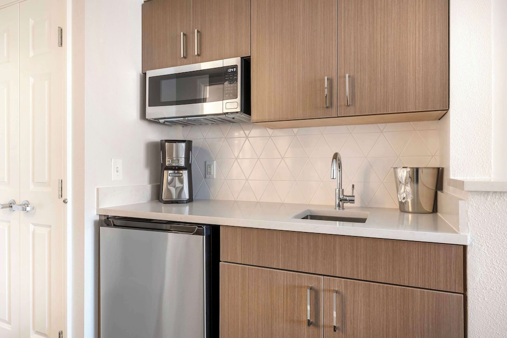 Hilton Grand Vacations Club Paradise Las Vegas — Hotel rooms in Las Vegas, Nevada