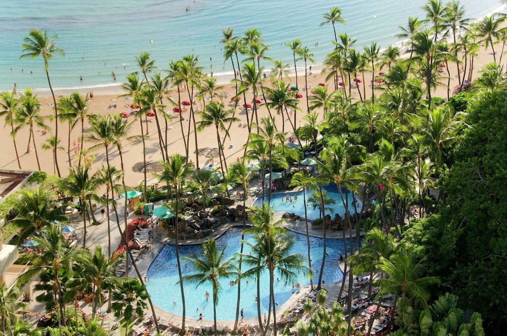 Hilton Hawaiian Village Waikiki Beach Resort — Beach in Honolulu, Hawaii