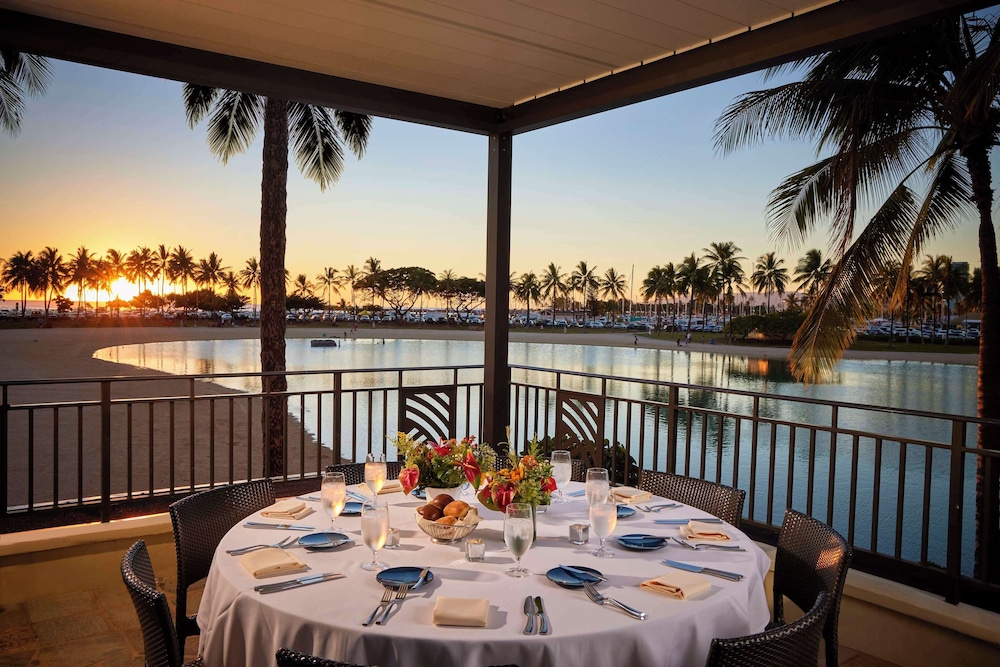 Hilton Hawaiian Village Waikiki Beach Resort — Restaurant & bars in Honolulu, Hawaii