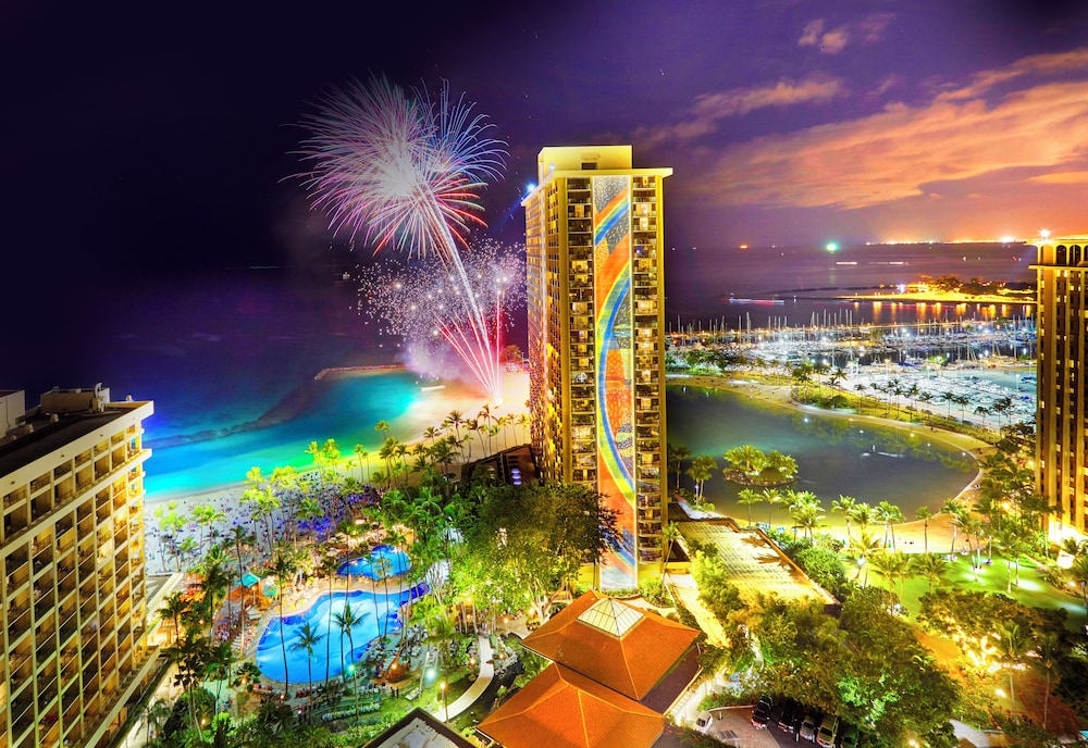 Hilton Hawaiian Village Waikiki Beach Resort — Hotel building in Honolulu, Hawaii