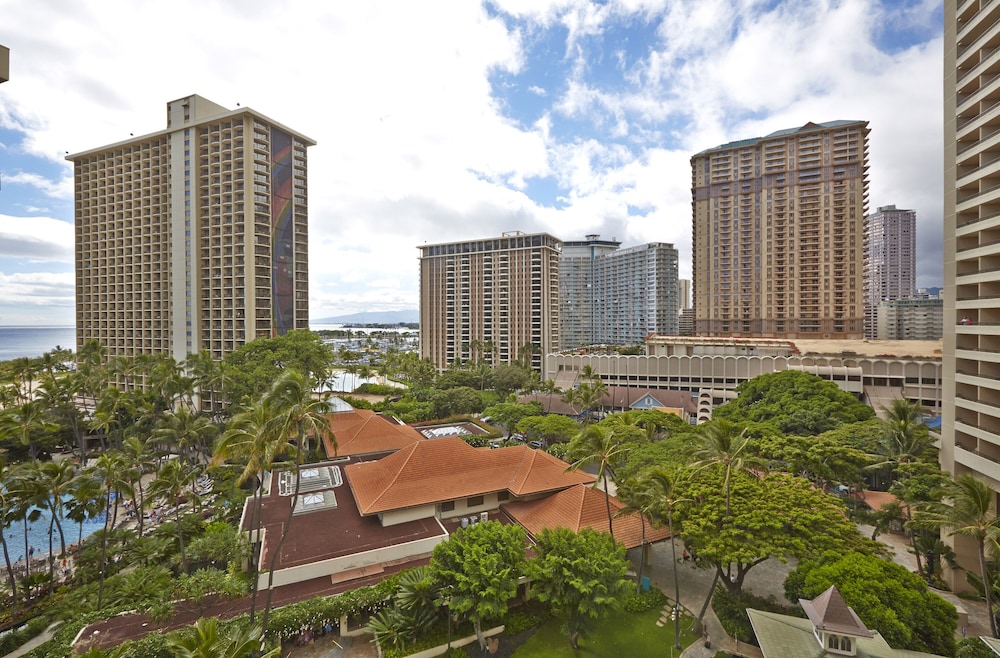 Hilton Hawaiian Village Waikiki Beach Resort — Hotel building in Honolulu, Hawaii