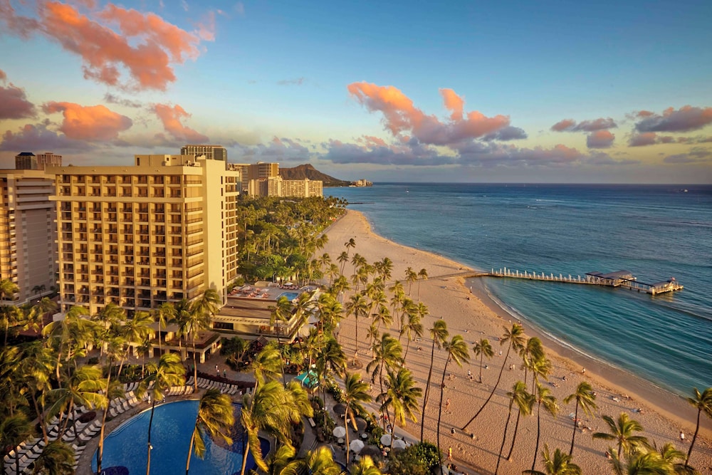 Hilton Hawaiian Village Waikiki Beach Resort — Beach in Honolulu, Hawaii
