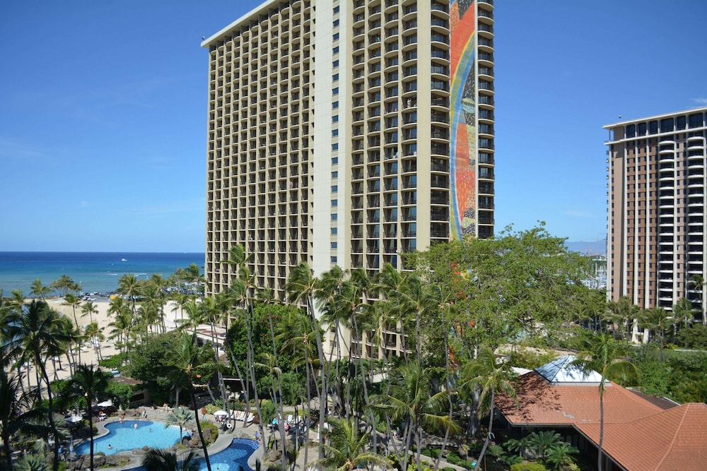 Hilton Hawaiian Village Waikiki Beach Resort — Hotel building in Honolulu, Hawaii
