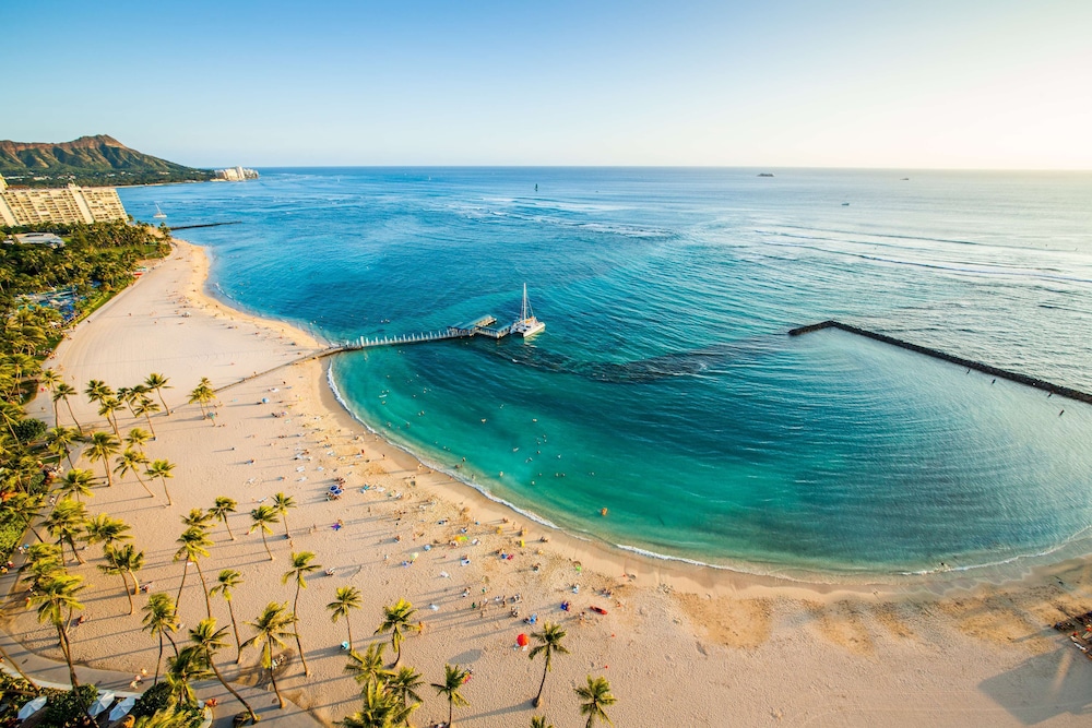 Hilton Hawaiian Village Waikiki Beach Resort — Beach in Honolulu, Hawaii