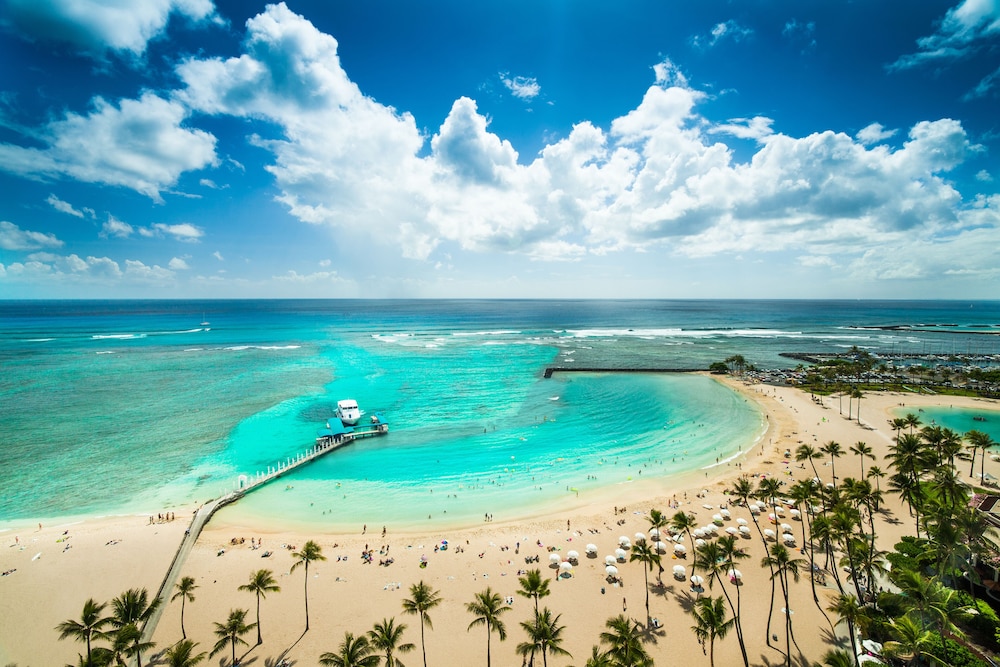 Hilton Hawaiian Village Waikiki Beach Resort — Beach in Honolulu, Hawaii