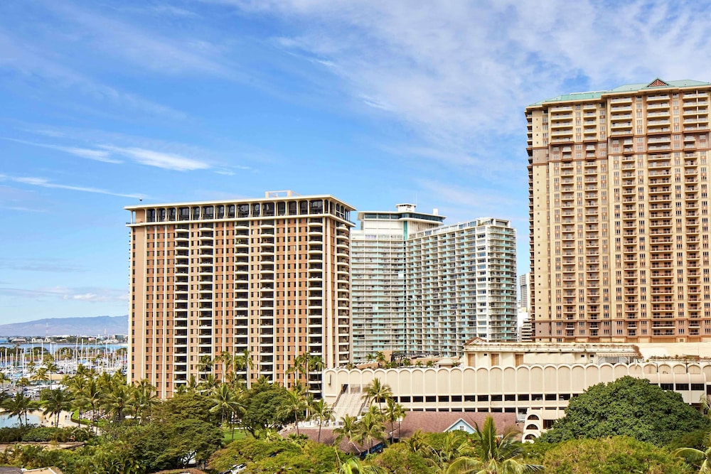 Hilton Hawaiian Village Waikiki Beach Resort — Hotel building in Honolulu, Hawaii