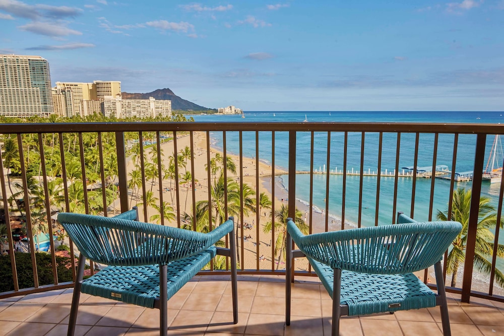 Hilton Hawaiian Village Waikiki Beach Resort — Beach in Honolulu, Hawaii