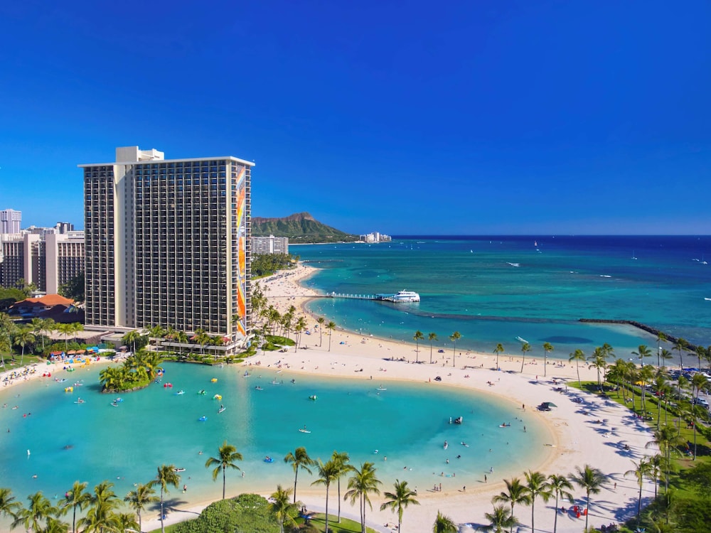 Hilton Hawaiian Village Waikiki Beach Resort — Beach in Honolulu, Hawaii