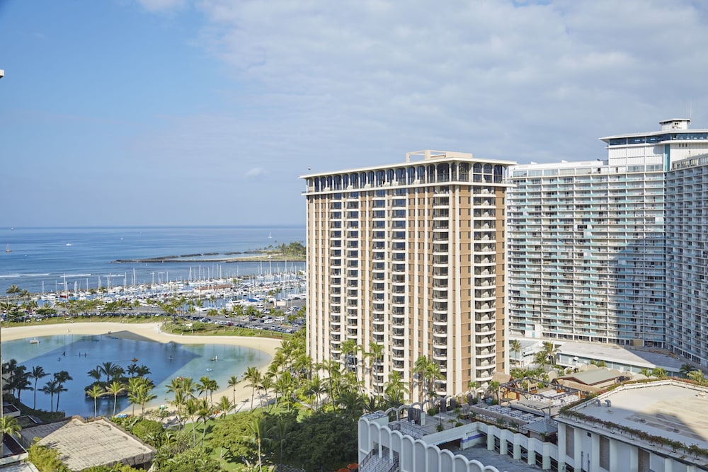 Hilton Hawaiian Village Waikiki Beach Resort — Hotel building in Honolulu, Hawaii