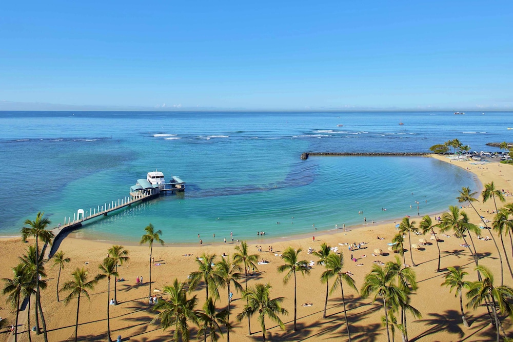 Hilton Hawaiian Village Waikiki Beach Resort — Beach in Honolulu, Hawaii