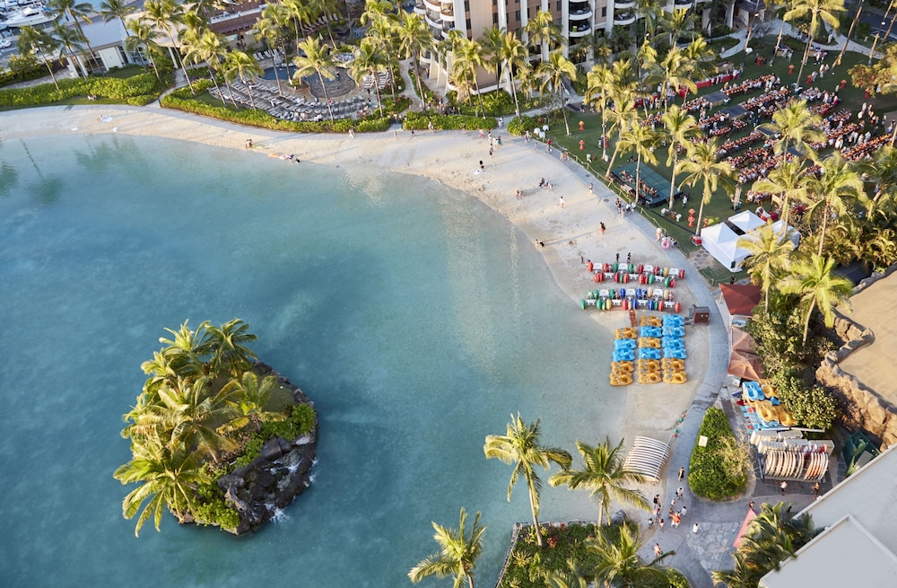 Hilton Hawaiian Village Waikiki Beach Resort — Beach in Honolulu, Hawaii
