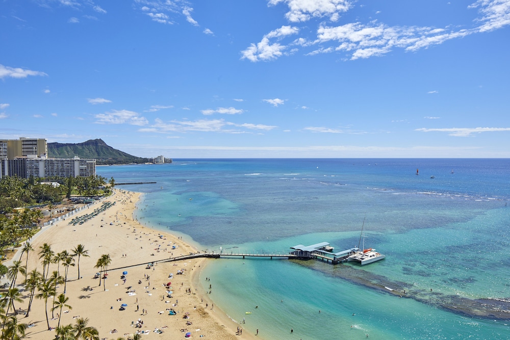 Hilton Hawaiian Village Waikiki Beach Resort — Beach in Honolulu, Hawaii