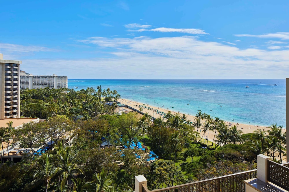 Hilton Hawaiian Village Waikiki Beach Resort — Beach in Honolulu, Hawaii