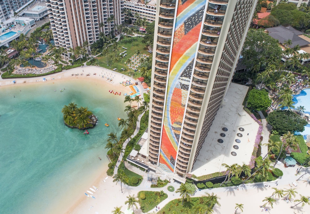 Hilton Hawaiian Village Waikiki Beach Resort — Hotel building in Honolulu, Hawaii