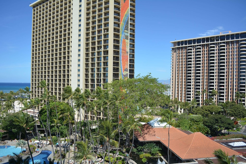 Hilton Hawaiian Village Waikiki Beach Resort — Hotel building in Honolulu, Hawaii