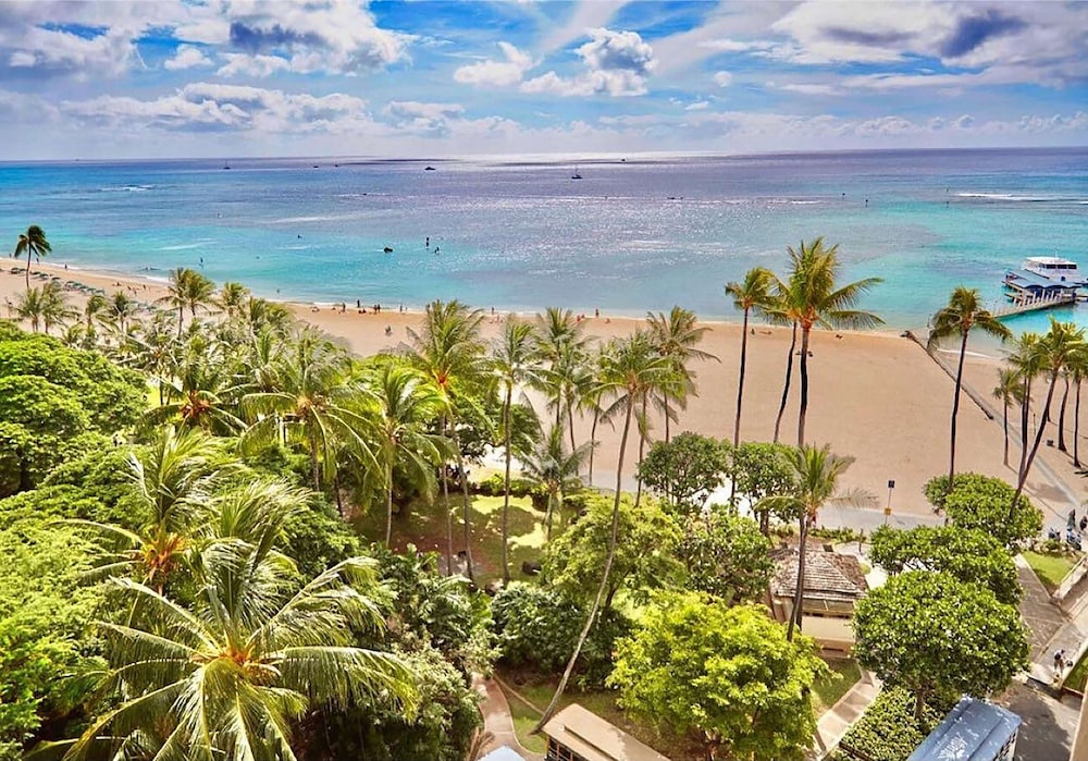 Hilton Hawaiian Village Waikiki Beach Resort — Beach in Honolulu, Hawaii