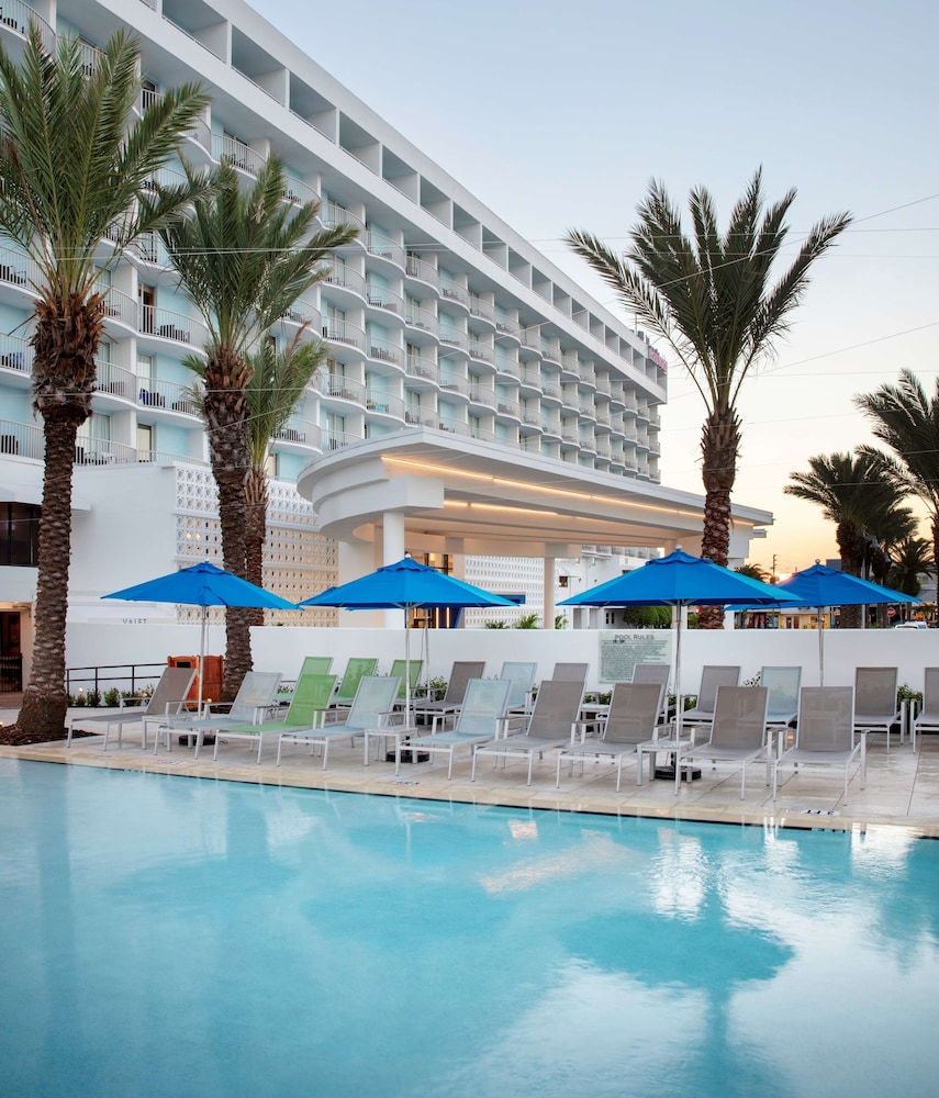 Hilton Clearwater Beach Resort & Spa — Swimming pool in Clearwater, Florida
