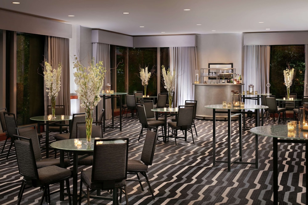 Hilton Boston Logan Airport — Restaurant & bars in Boston, Massachusetts