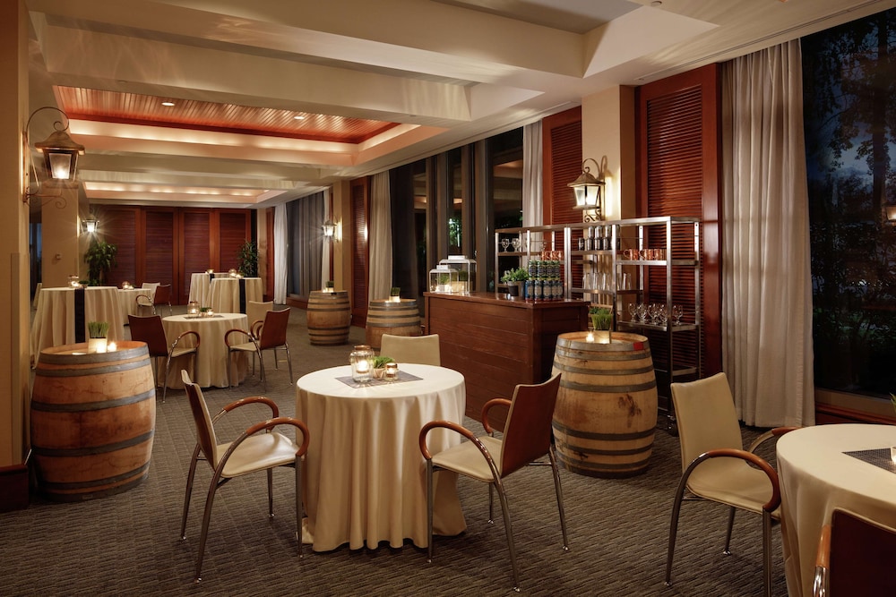Hilton Boston Logan Airport — Restaurant & bars in Boston, Massachusetts