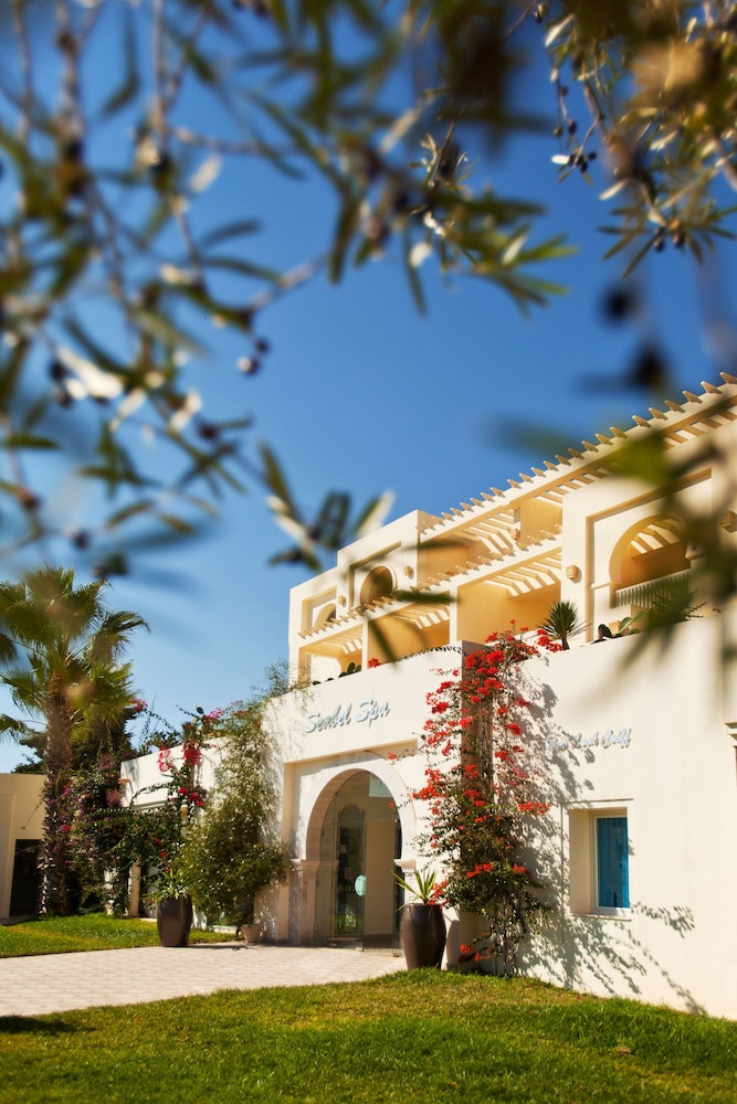 Seabel Alhambra Beach Golf & Spa — Hotel building in Port El Kantaoui