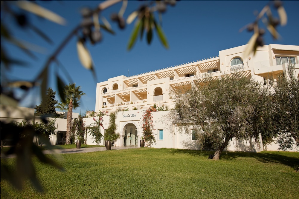Seabel Alhambra Beach Golf & Spa — Hotel building in Port El Kantaoui