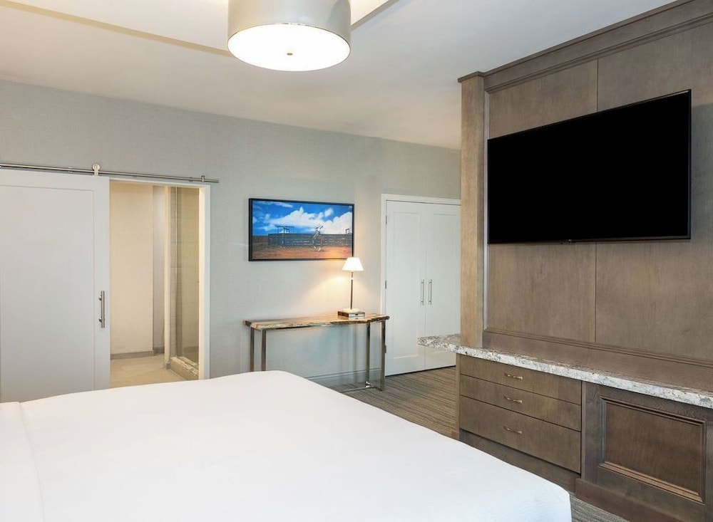 Hilton Lakes at DFW Airport North — Hotel rooms in Grapevine, Texas