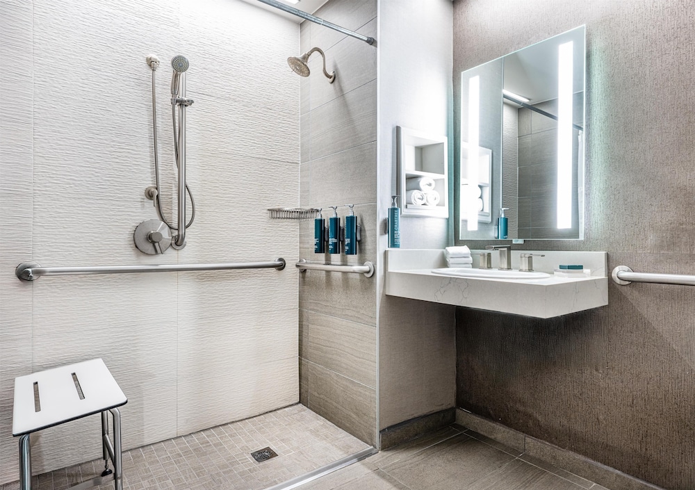 Hilton Lakes at DFW Airport North — Hotel rooms in Grapevine, Texas