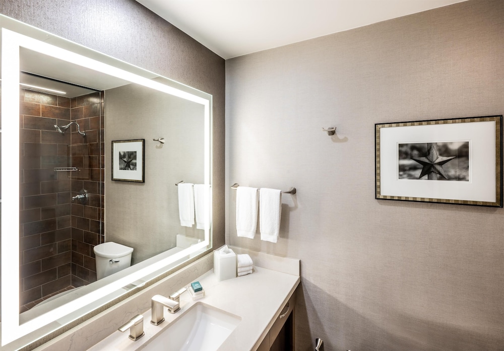 Hilton Lakes at DFW Airport North — Hotel rooms in Grapevine, Texas