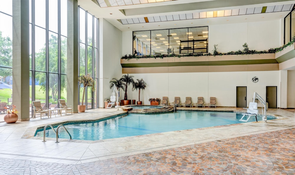 Hilton Lakes at DFW Airport North — Swimming pool in Grapevine, Texas