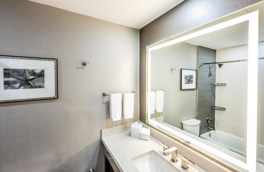 Hilton Lakes at DFW Airport North — Hotel rooms in Grapevine, Texas