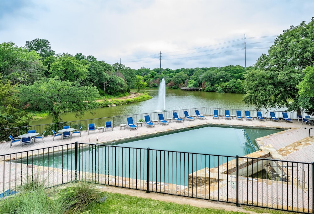 Hilton Lakes at DFW Airport North — Swimming pool in Grapevine, Texas
