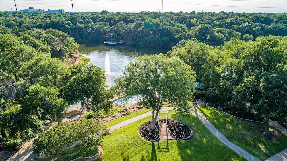 Hilton Lakes at DFW Airport North — Attractions in the area in Grapevine, Texas