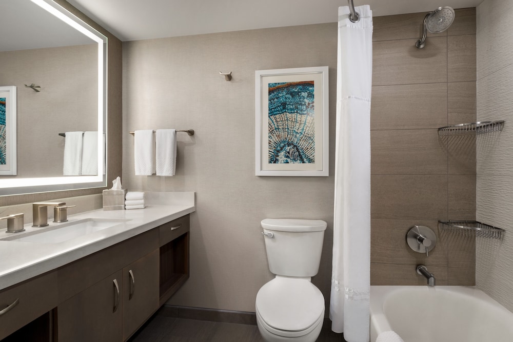 Hilton Lakes at DFW Airport North — Hotel rooms in Grapevine, Texas