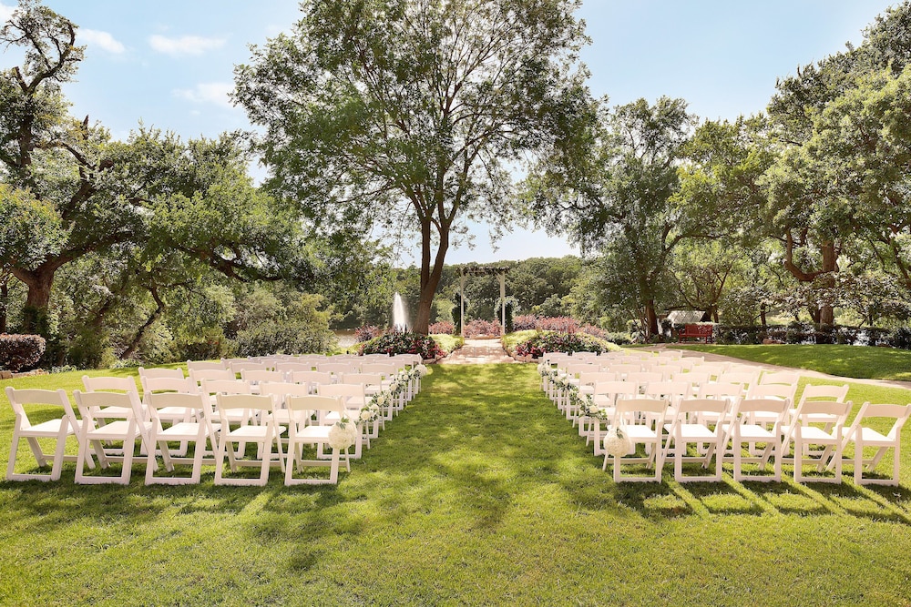 Hilton Lakes at DFW Airport North — Hotel building in Grapevine, Texas