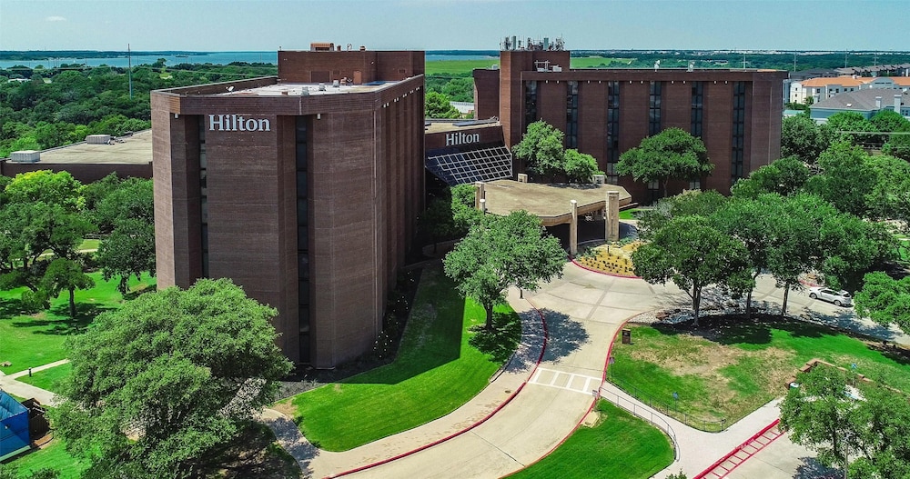 Hilton Lakes at DFW Airport North — Hotel building in Grapevine, Texas