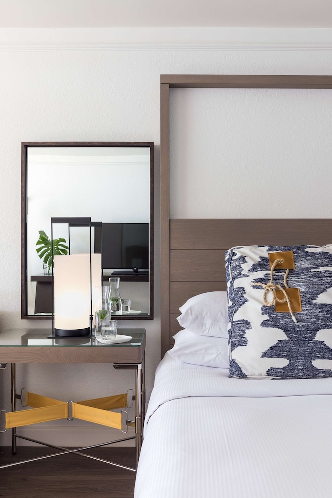 Baker's Cay Resort Key Largo, Curio Collection by Hilton — Hotel rooms in Key Largo, Florida