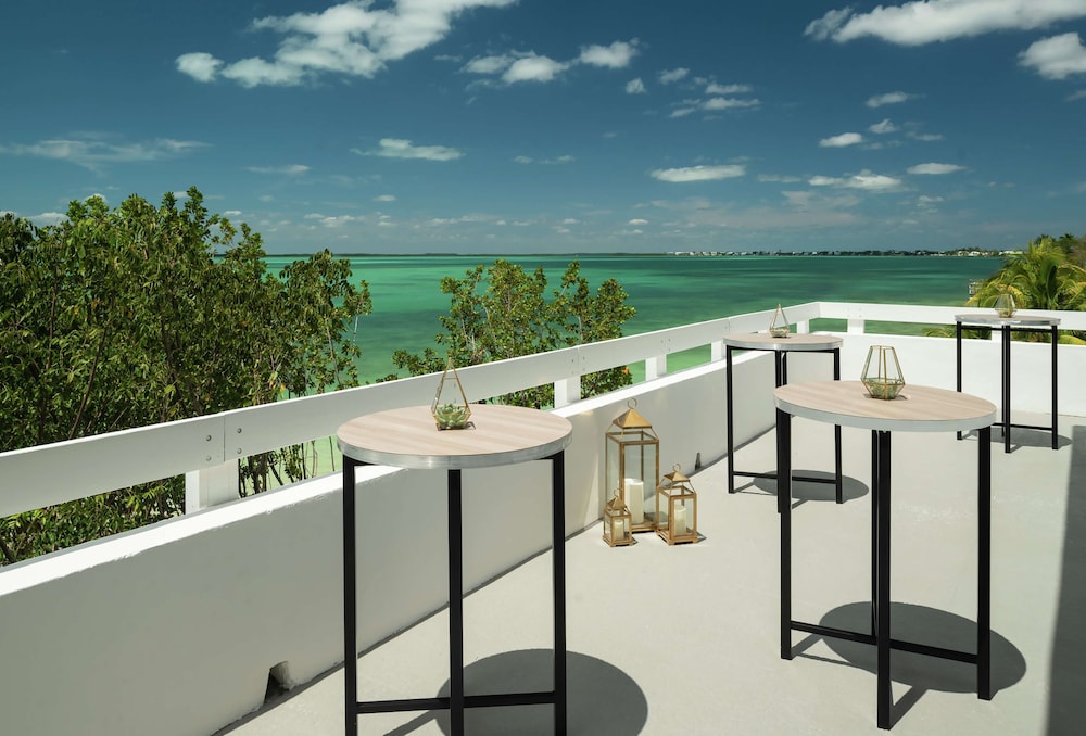 Baker's Cay Resort Key Largo, Curio Collection by Hilton — Restaurant & bars in Key Largo, Florida