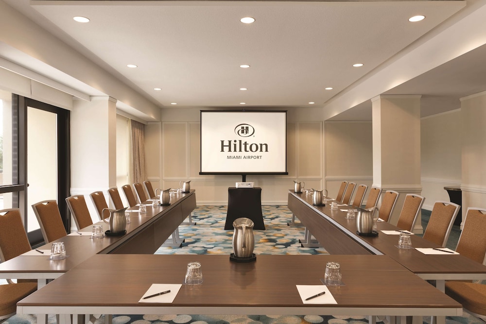 Hilton Miami Airport Blue Lagoon — Hotel building in Miami, Florida