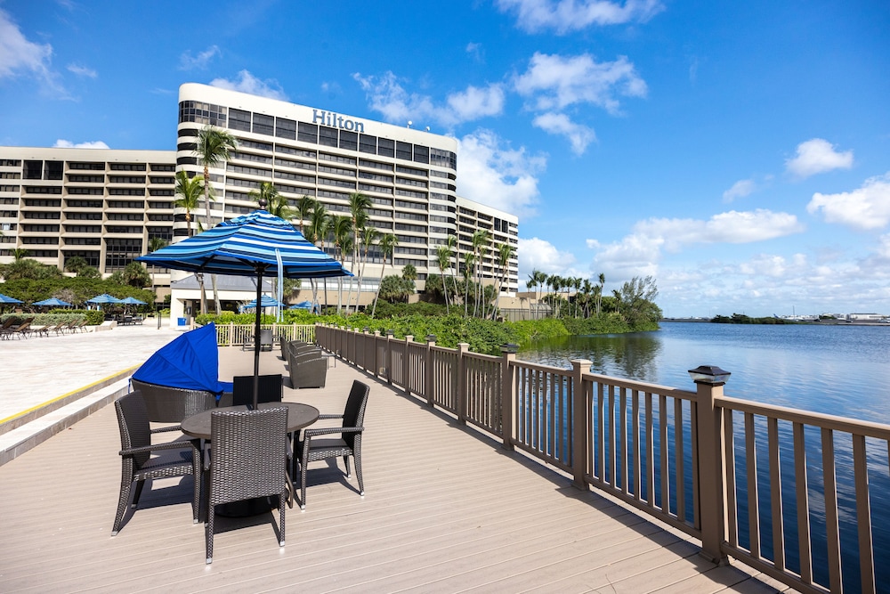 Hilton Miami Airport Blue Lagoon — Hotel building in Miami, Florida
