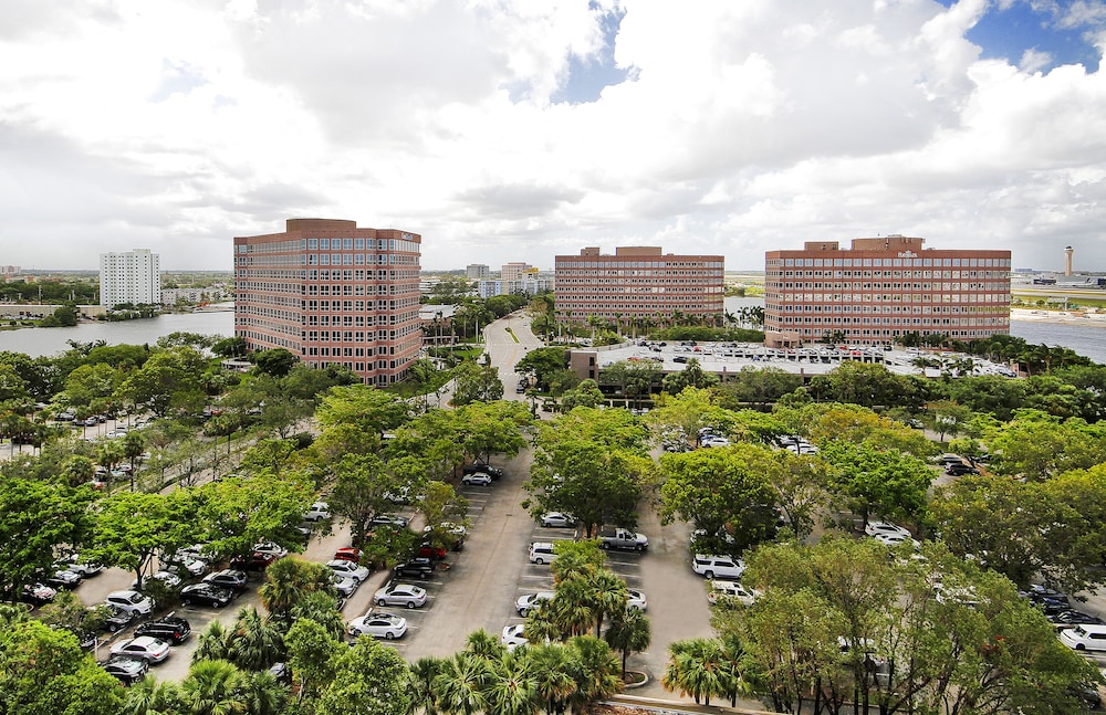 Hilton Miami Airport Blue Lagoon — Hotel building in Miami, Florida