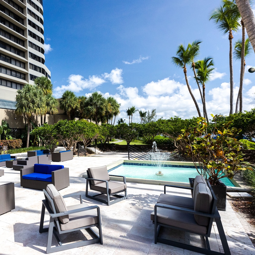 Hilton Miami Airport Blue Lagoon — Hotel building in Miami, Florida